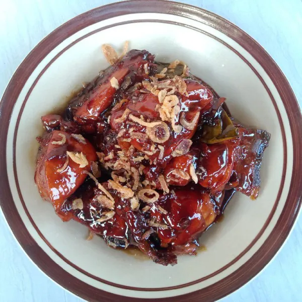 Setelah matang, angkat ayam kecap dan sajikan dengan taburan bawang goreng