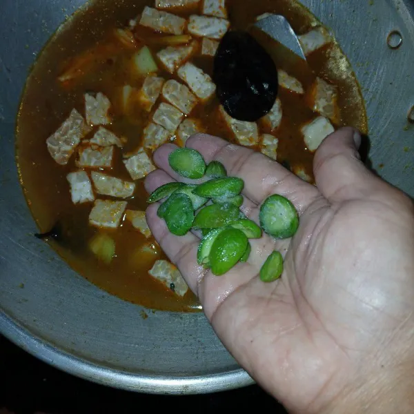 Tambahkan pete, lalu bumbui garam, penyedap rasa dan gula pasir. Aduk rata dan masak sampai sampai jipang cukup empuk. Koreksi rasa sampai pas.