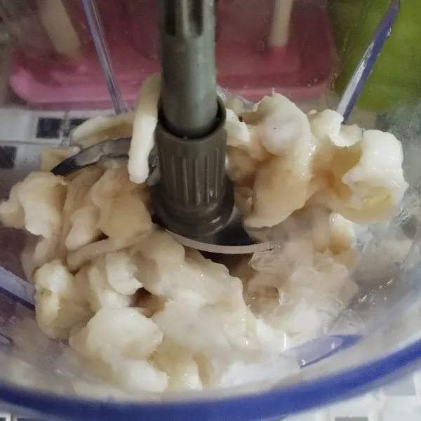 Sirsak disiangi di buang bijinya.lalu.masukkan ke dalam blender,tambahkan air 100 ml lalu blender sampai setengah halus.