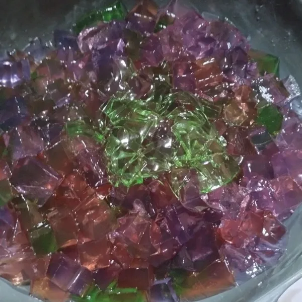 Keluarkan jelly dr dalam kulkas, lalu potong-potong