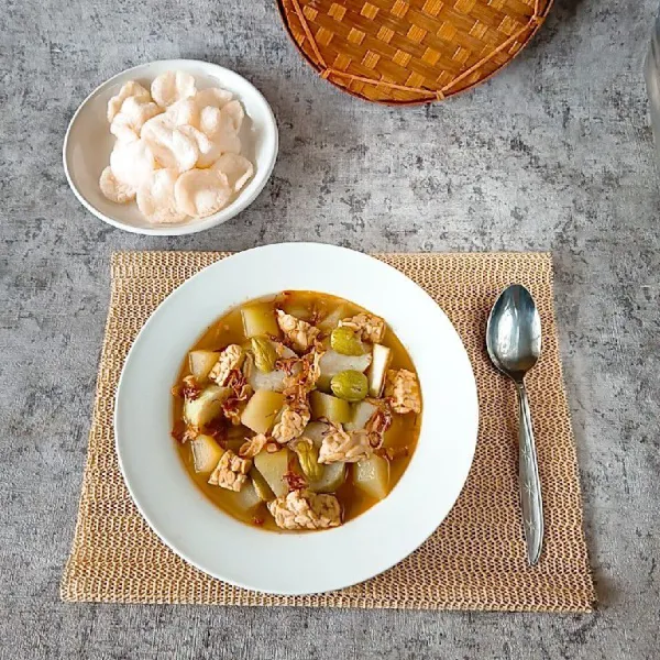 Potong potong lontong dalam wadah saji, kemudian siram dengan sayur jipang tempe dan taburi dengan bawang merah goreng. Sajikan dengan kerupuk jika suka.