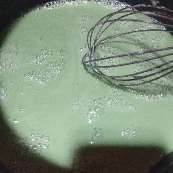 Lalu masukkan air sedikit demi sedikit sambil diaduk dengan whisk. Sampai merata dan tidak ada yg bergerindil.tambahkan air perasan jeruk nipis dan pasta pandan, aduk merata.