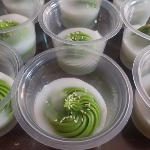 Penyajian : dalam cup masukkan vla santan 1 sendok sayur.lalu tambahkan adonan pandan sesuai selera.lalu di siram lagi dengan vla santan.terakhir beri toping wijen yang sudah di sangrai.masukkan kedalam kulkas sajikan dingin yummmi.