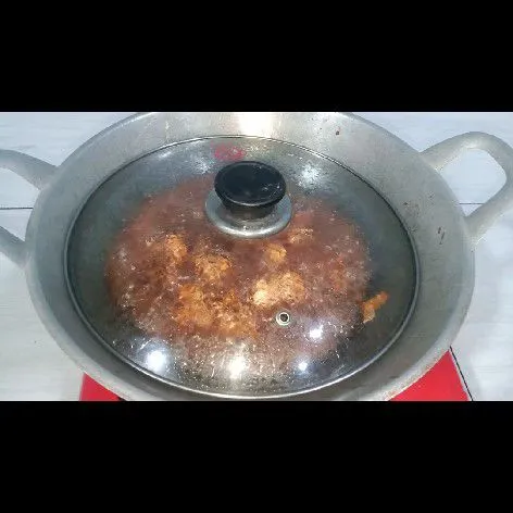 Tambahkan air lalu aduk kembali, tutup rapat, masak hingga air menyusut dan bumbu menyerap