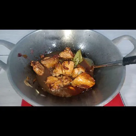 Setelah ayam mengeluarkan minyak, bumbui dengan kecap, gula garam, kaldu bubuk, dan msg. Aduk hingga tercampur merata dan kecap mulai meletup