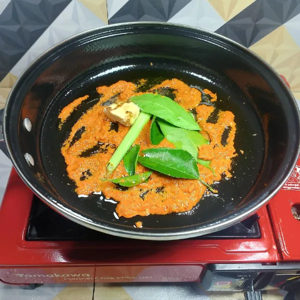 Tumis bumbu halus, cabai iri, daun salam, daun jeruk lengkuas dan serai sampai layu dan harum.
