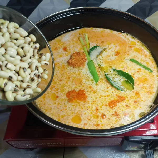 Masukkan kacang tolo, rambat sayur dan tahu. Aduk rata.