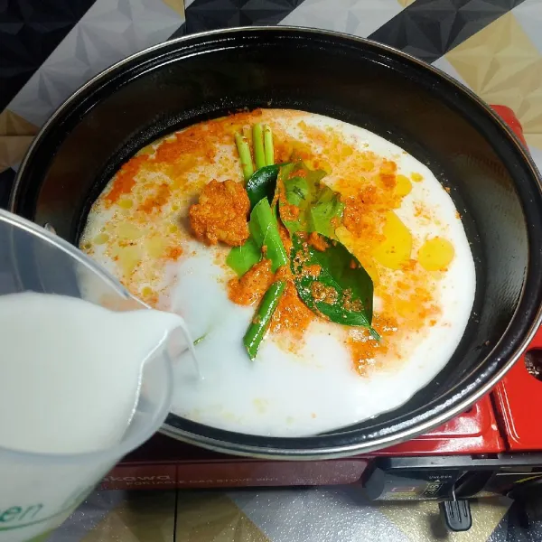 Masukkan santan, aduk rata.