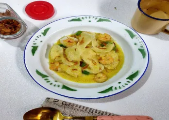 Katupek Gulai Paku Udang ala Minang