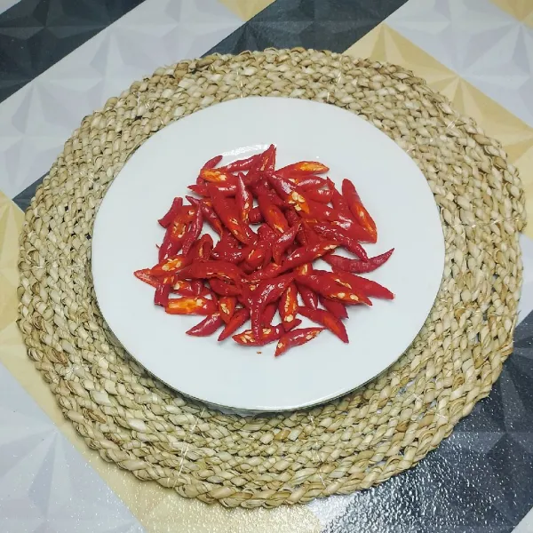 Iris serong 50 gr cabe merah.