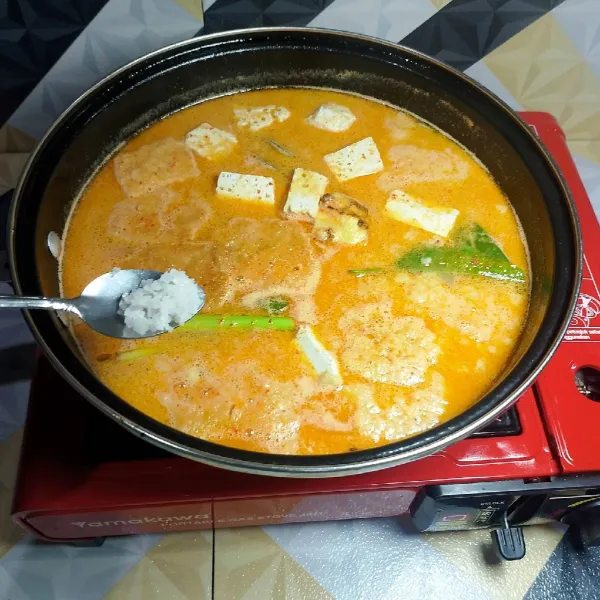 Tambahkan garam, gula jawa, dan penyedap rasa. Aduk dan cicipi rasa, Lalu masak hingga matang.