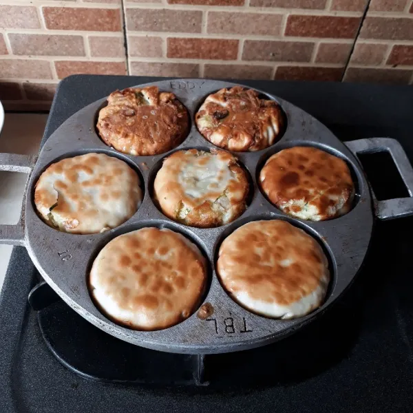 Balik martabak dan masak hingga kedua sisi matang.