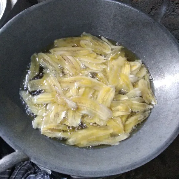 Setelah cukup potongan pisangnya, besarkan apinya lagi dan balik pisang jika sudah sedikit kaku.