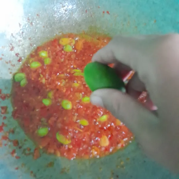 Masukan cabe merah giling, garam, kaldu bubuk dan jeruk nipis, masak sampai bau langu hilang