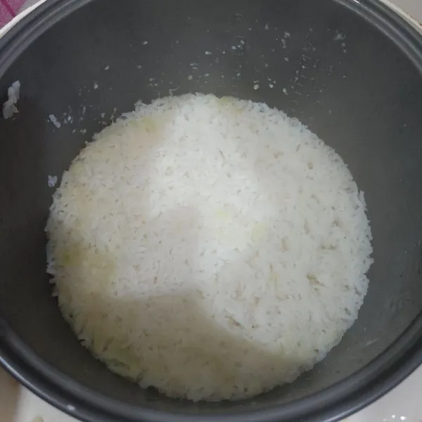 Masak nasi dengan ulekan bumbu bawang putih.