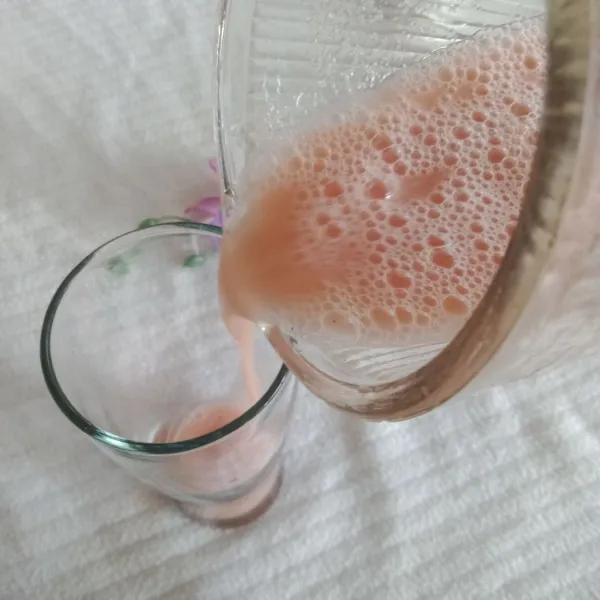 Siapkan gelas tuang jus ke dalam gelas sebelum di sajikan bisa di tambahkan es batu atau masukkan ke dalam kulkas
