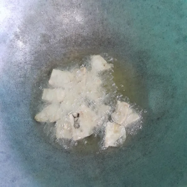 Potong-potong tempe lalu goreng sampai kering