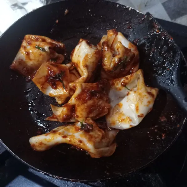 Masukan wonton, aduk sampai rata, sajikan