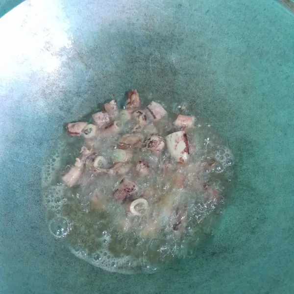 Cuci bersih cumi lalu goreng sampai matang