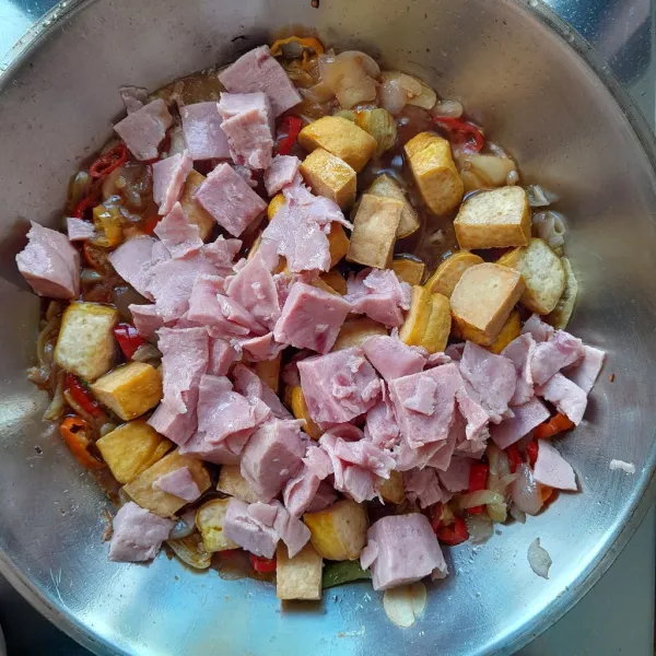 Kemudian masukkan smoke beef dan tahu yang sudah di goreng. Aduk rata. Masak hingga bumbu meresap. Koreksi rasa.