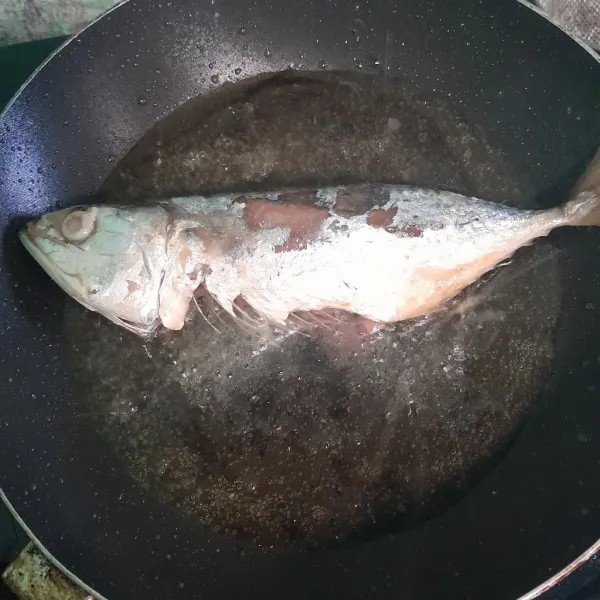 Cuci bersih ikan peda, lalu goreng ikan asin peda sampai ke dua sisi matang