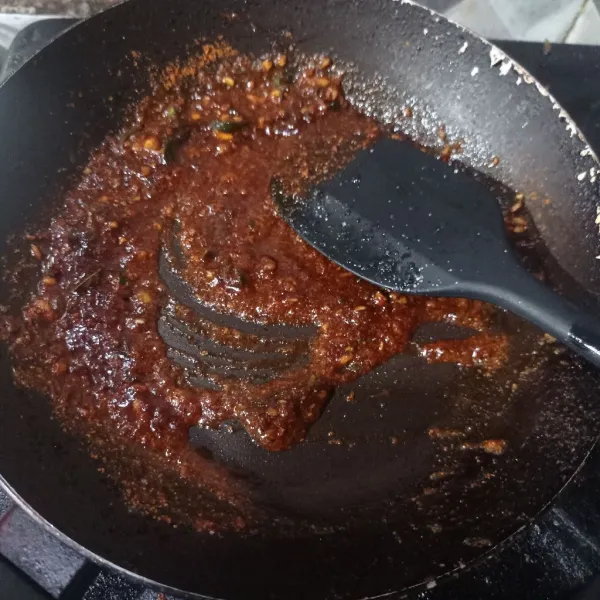 Buat Chili oil, tumis bawang putih dengan minyak sayur dan minyak wijen sampai layu, masukan daun jeruk, cabe bubuk, garam, gula dan kaldu bubuk aduk sampai rata, matikan api