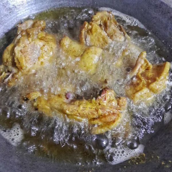 Panaskan minysk sayur dengan api sedang dan goreng daging ayam hingga matang, sisihkan.