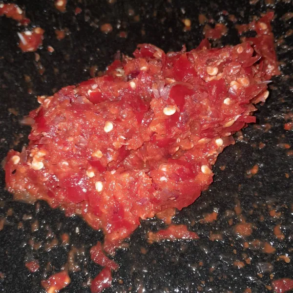 Giling halus cabe merah, garam, bawang putih dan bawang merah