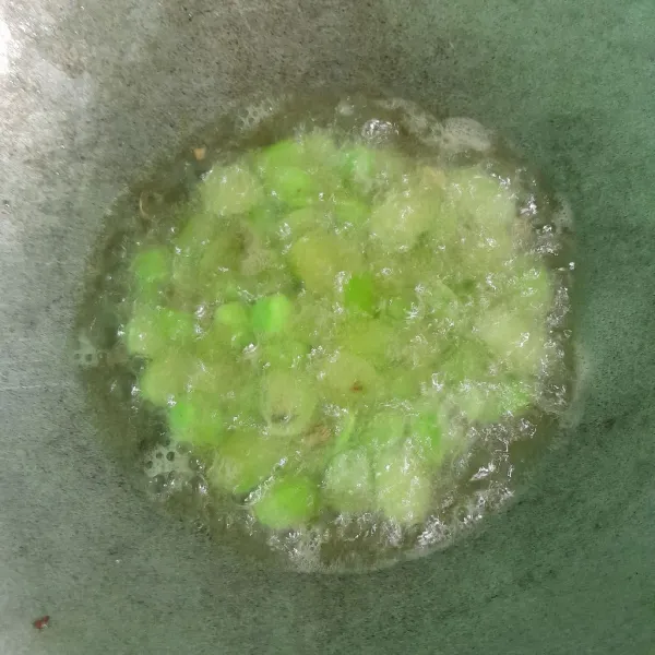 Goreng petai kupas