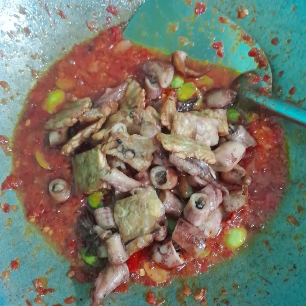 Lalu masukan tempe dan cumi goreng, aduk rata, siap di sajikan bersama nasi hangat