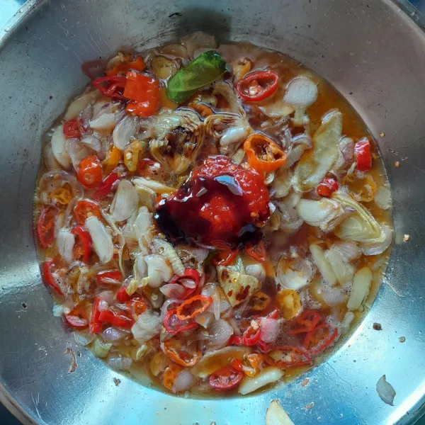 Kemudian masukkan air, kecap manis, saus sambal, saus tiram, kecap ikan, garam dan gula pasir. Aduk rata dan masak hingga mendidih.
