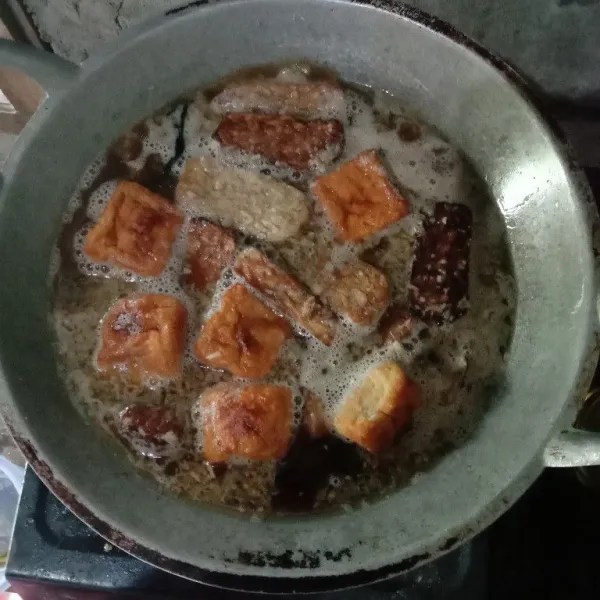 Masukkan tahu dan tempe.. tunggu hingga mendidih.