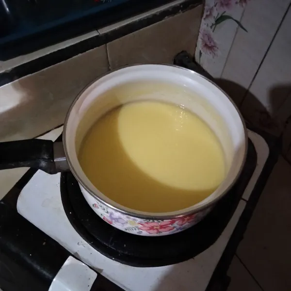 Masak bubuk agar, gula pasir dan air hingga mendidih. Matikan api lalu masukkan kuning telur, aduk cepat hingga rata. Hidupkan api lagi biarkan mendidih