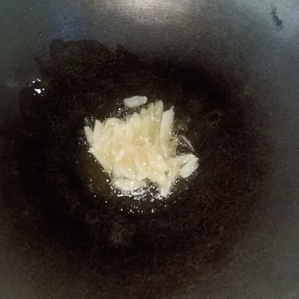 Panaskan minyak, masukkan irisan bawang putih lalu tumis hingga menguning