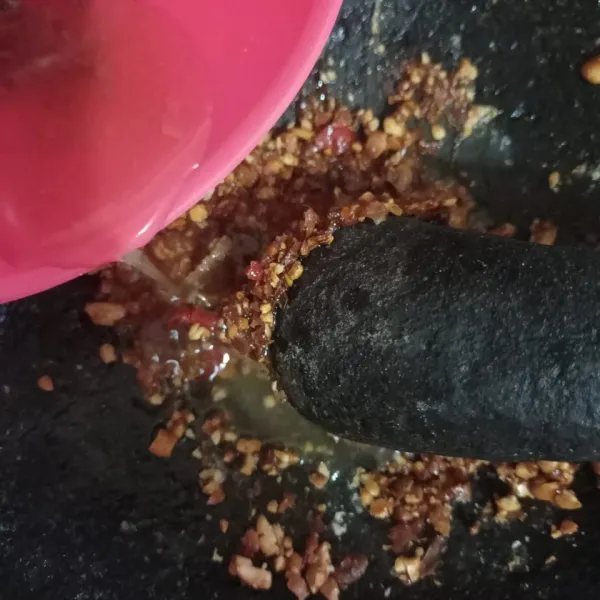 Tambahkan air asam jawa secukupnya lalu ulek hingga lembut