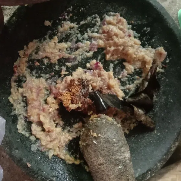 Uleg bawang merah bawang putih kemiri dan ketumbar