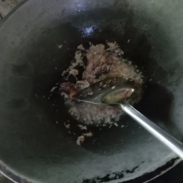 Tumis bumbu yg sudah diuleg tambahkan daun salam dan lengkuas yang sudah di geprek