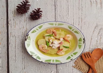 Katupek Gulai Paku Udang ala Minang
