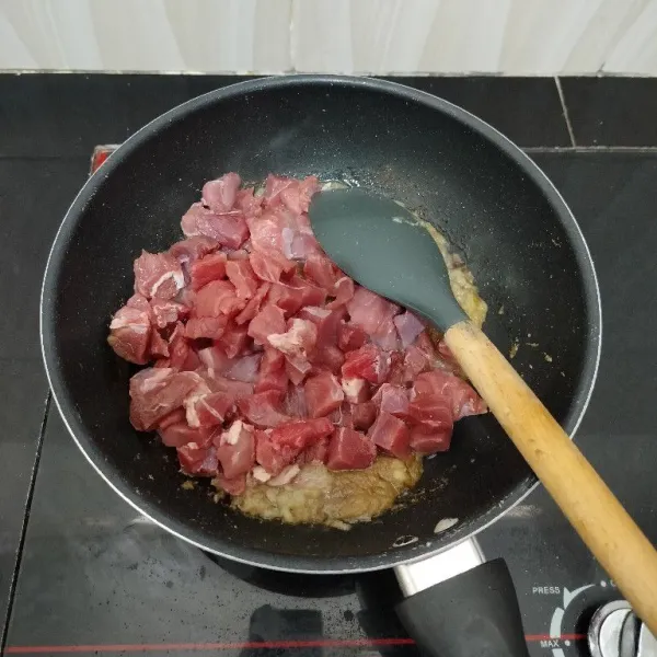 Kemudian masukkan daging sapi. Tumis hingga daging berubah warna.