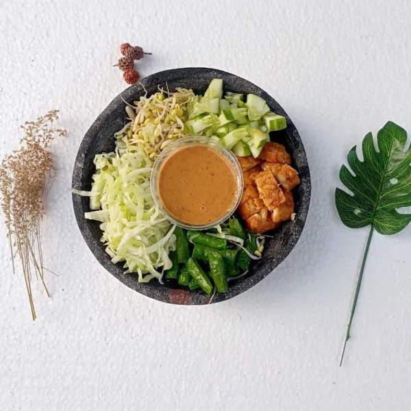 Tata semua sayuran diatas wadah dan siap disajikan