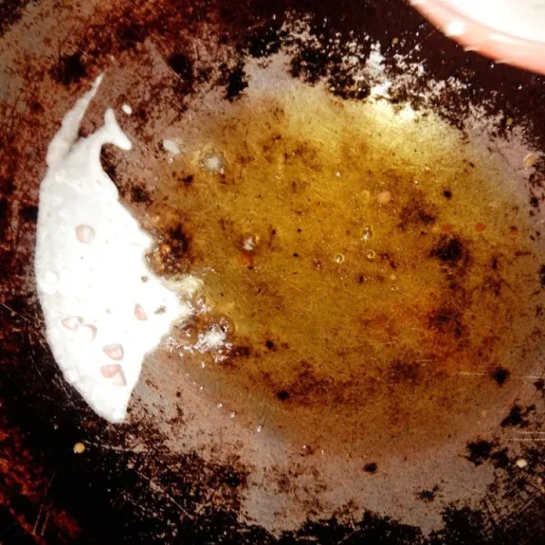 ini cara goreng kacang, tuang satu centok adonan dipinggir permukaan minyak pastikan wajan anti lengket