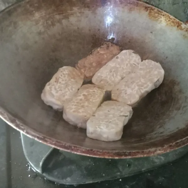 Goreng tempe hingga setengah matang