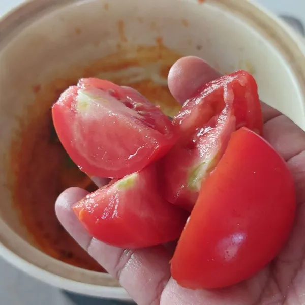 Tambahkan tomat dan asam jawa, masak hingga tomat layu