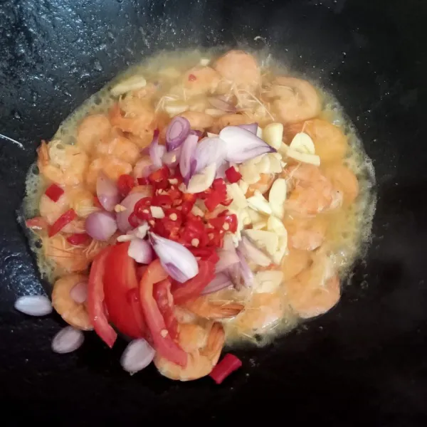 Masukkan irisan bawang merah, bawang putih, cabe, dan tomat