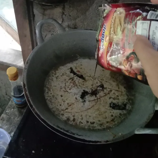 Tambahkan air,kecap manis, gula Jawa, gula pasir, garam, dan micin