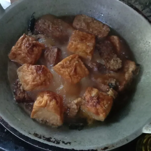 Tutup wajan dan kecilkan api tunggu hingga bumbu meresap dan air menyusut. jangan lupa koreksi rasa