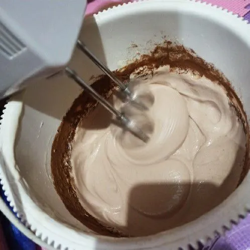 Lalu masukan cokelat bubuk. Mixer hingga mengembang. Kemudian masukan kental manis, garam, vanila extract. Mix lagi