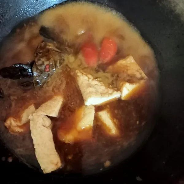 Masukkan tahu dan masak hingga matang sekitar 4 menit