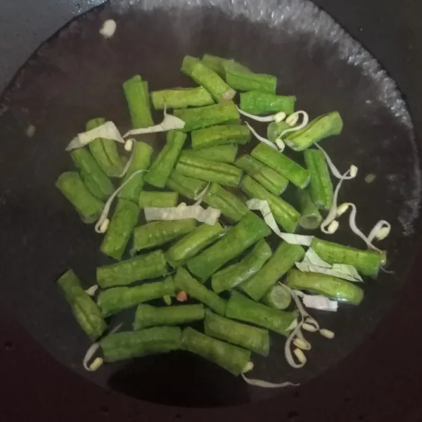 Rebus semua sayuran kacang panjang, kol, dan tauge kecuali timun