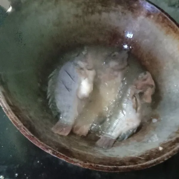 Goreng ikan diminyak panas, tunggu hingga agak kering baru dibalik supaya tidak lengket diwajan